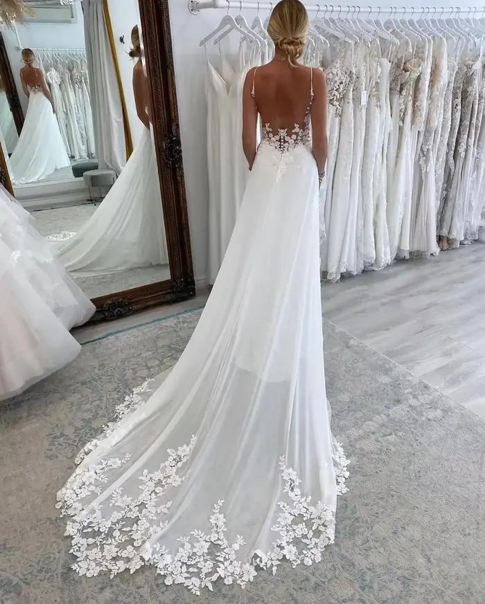 Boho dentelle une ligne robes de mariée pour les femmes bretelles Spaghetti Sexy dos nu bouton Appliques balayage Train