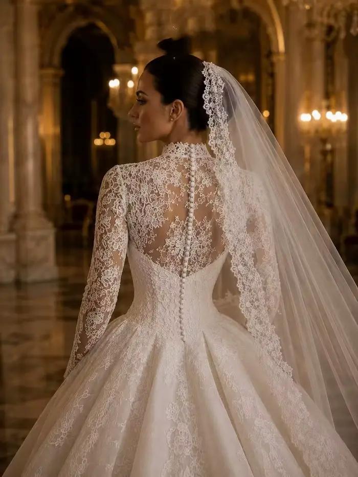 Robe de mariée de luxe à col montant en dentelle