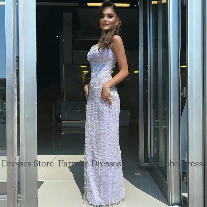 Robe fourreau en satin bleu ciel à encolure carrée