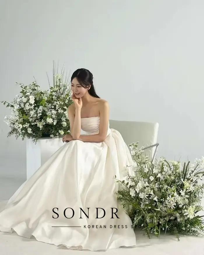 Sondr 2025 Simple une ligne robes de mariée coréennes séance Photo sans bretelles doux Satin plis balayage Train