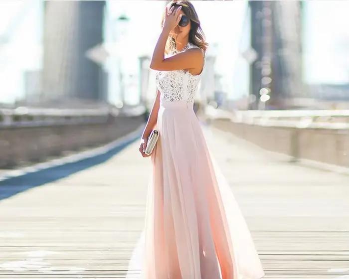 Robe en mousseline de soie avec coutures en dentelle