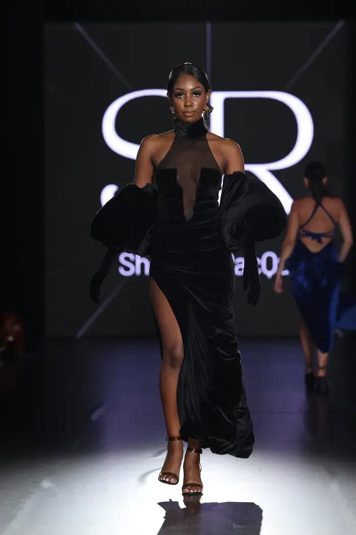 Robe de soirée en velours noir avec manches bouffantes spectaculaires