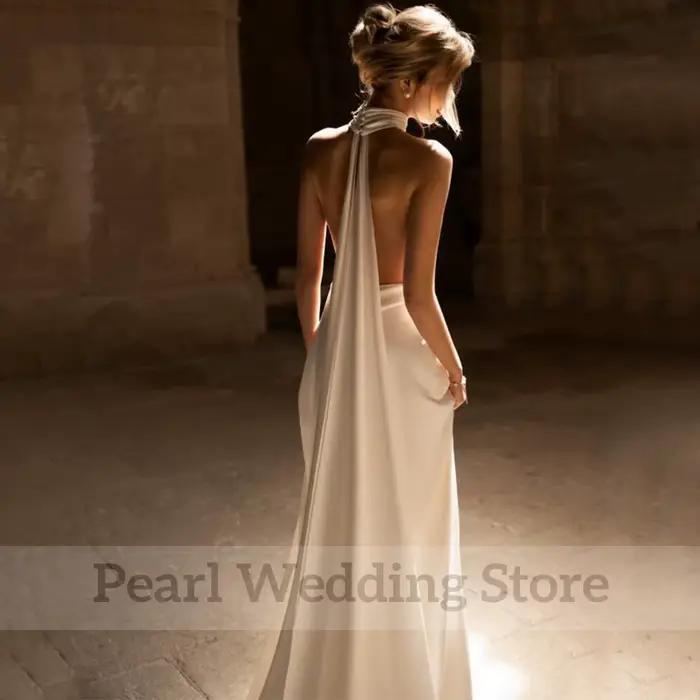 Robe de mariée chic à col haut et dos nu avec train de balayage/brosse pour mariage sur la plage et occasions spéciales