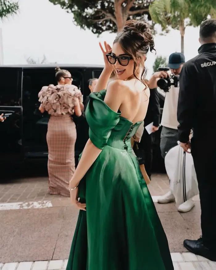 Robe de soirée vert émeraude brillant à épaules dénudées