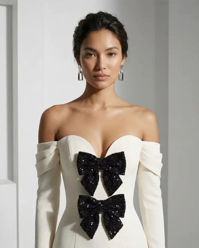 Robe de soirée beige à épaules dénudées avec nœud