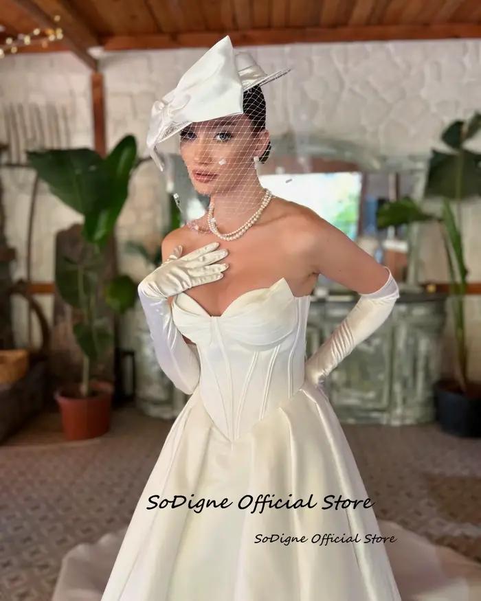Robe de mariée SoDigne simple en polyester satiné pour mariage et événements spéciaux avec décolleté Mon Amour et soutien-gorge intégré