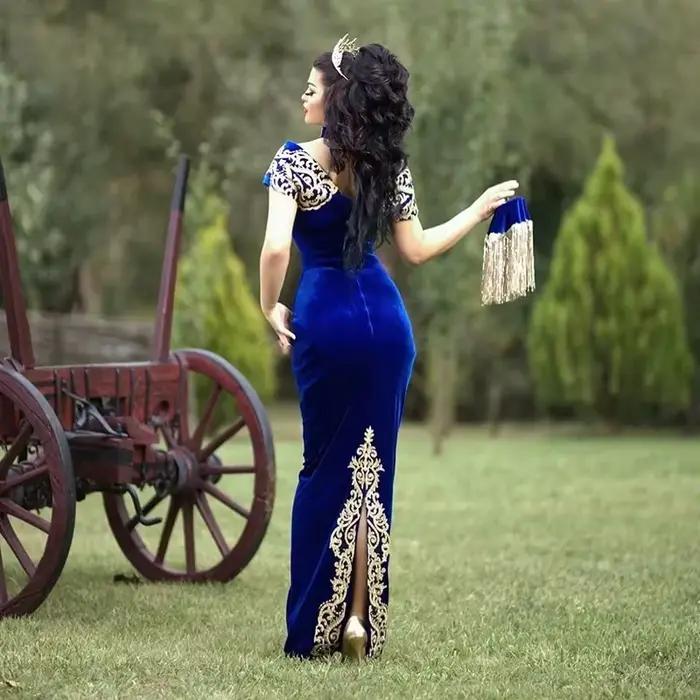 Robe de soirée en dentelle dorée