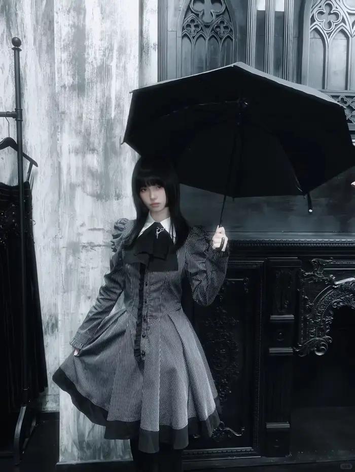 Robe de style gothique à rayures foncées