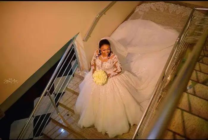 Robe de Mariée en Dentelle Perlée pour Patients