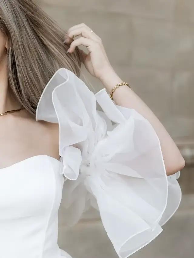 Robe de bal blanche à épaules dénudées