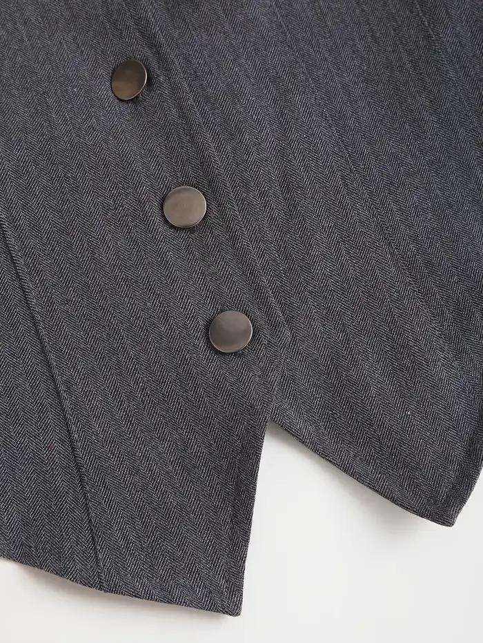 La nouvelle collection printemps/été 2025 présente un gilet polyvalent de couleur unie avec un col carré