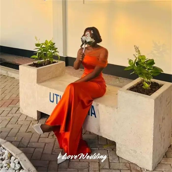 Robes de mariée orange à une épaule