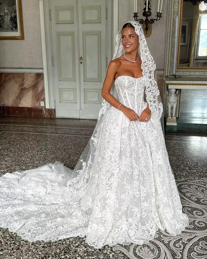 Robe de mariée OIMG en polyester avec train de balayage dos nu élégante pour cérémonies modernes et traditions contemporaines