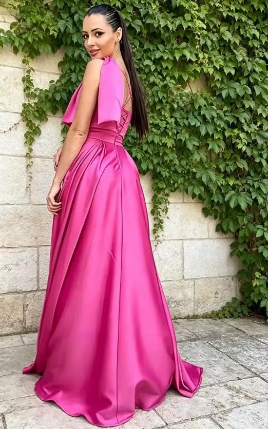 Robe de demoiselle d'honneur asymétrique à grand nœud