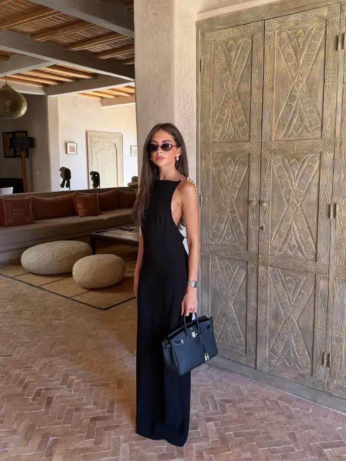 Robe longue noire pour femme avec chaîne perlée dorée