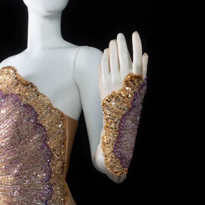 Robe de soirée trapèze sans bretelles Sharon Said Dubai Luxury Gold avec gants perlés شارون سعيد
