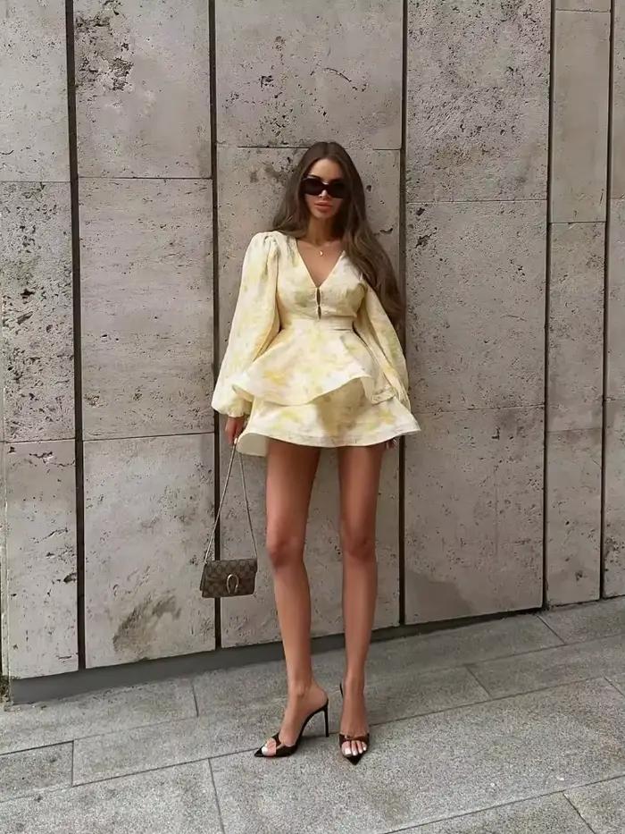 Robe Courte Femme Imprimé Floral Col V Manches Ballon Détail Trou de Clé Ourlet Volanté Étages