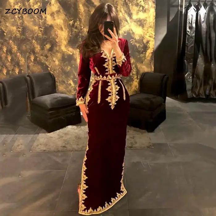 Robes de soirée formelles caftan marocain sirène col en V bordeaux 2026 en velours avec appliques de dentelle dorée et manches longues pour fêtes et bals de promo