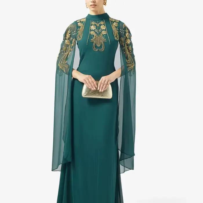 Robe de soirée formelle avec manches cape en mousseline transparente à col montant intégré et broderie florale dorée complexe sur les épaules