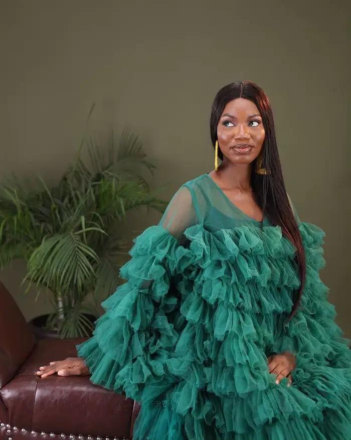 Robe de soirée vert émeraude à volants superposés en tulle
