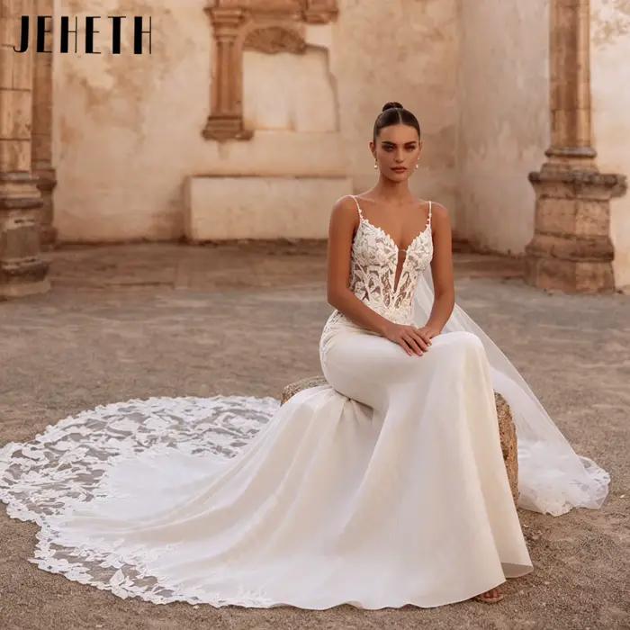JEHETH Robe Mariée Satin Sirène Col V Bretelles Fines Appliques Dentelle Florale 3D Dos Illusion V Boutons Perle Traîne Chapelle Shooting Église Pierre Ancienne Extérieur Élégante Sur Mesure