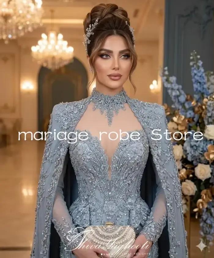 Robe de soirée caftan gris argenté avec cape à manches longues