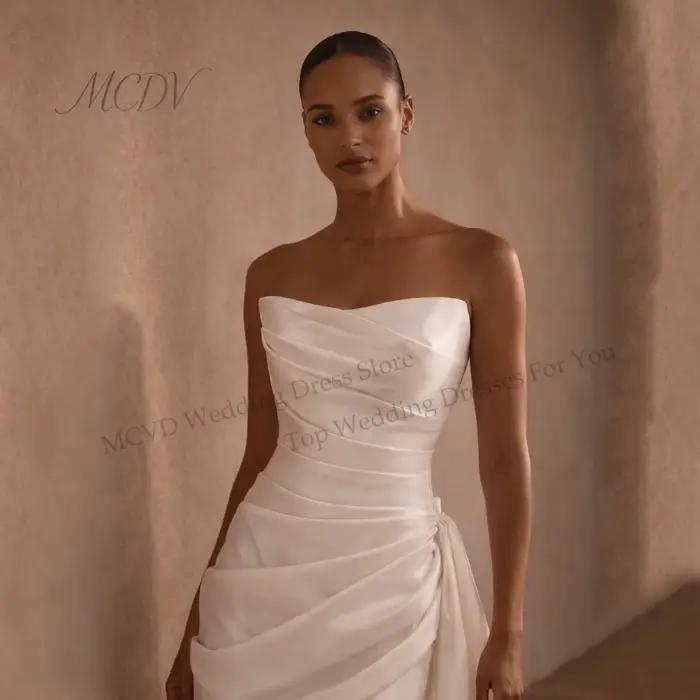 Mini robe de mariée en satin