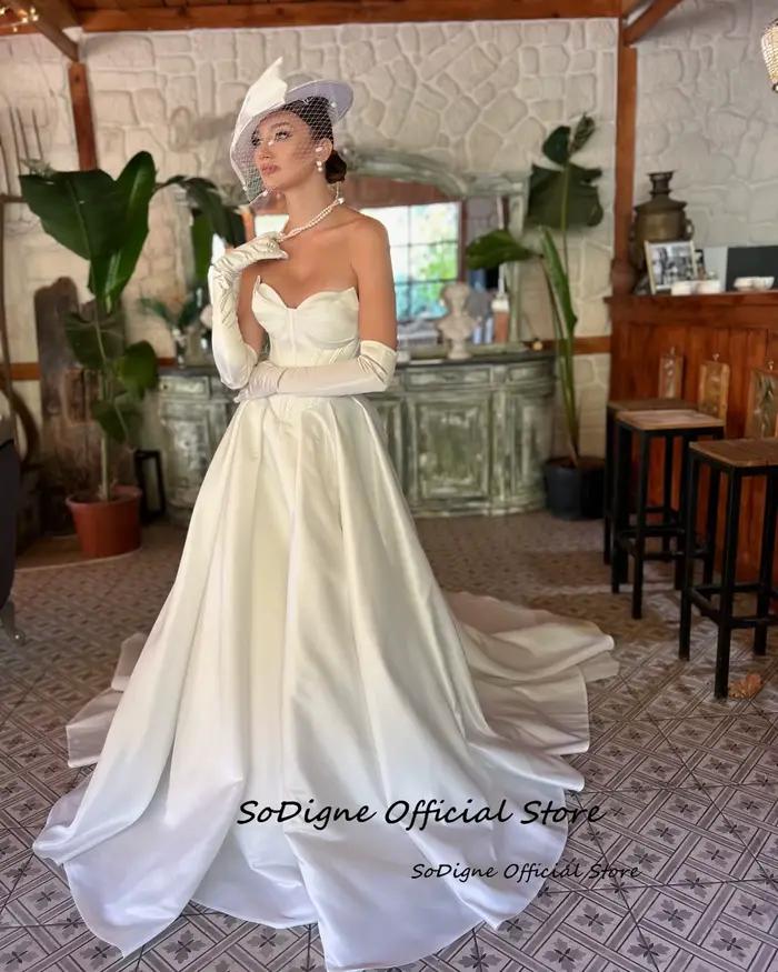 Robe de mariée SoDigne simple en polyester satiné pour mariage et événements spéciaux avec décolleté Mon Amour et soutien-gorge intégré