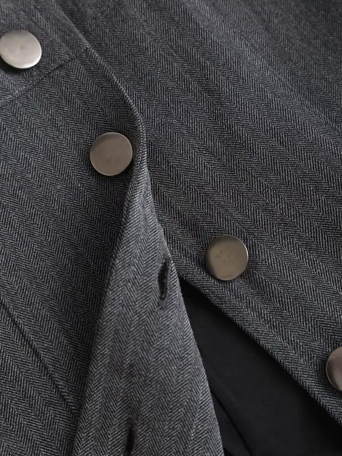 La nouvelle collection printemps/été 2025 présente un gilet polyvalent de couleur unie avec un col carré