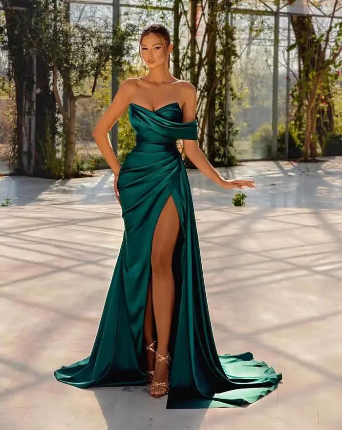 Robes de demoiselle d'honneur simples en satin pour femmes avec fente