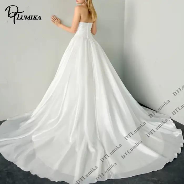 Robe de mariée sans bretelles en satin drapé