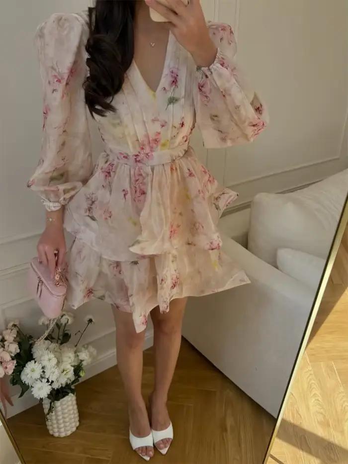 Robe Courte Femme Imprimé Floral Col V Manches Ballon Détail Trou de Clé Ourlet Volanté Étages