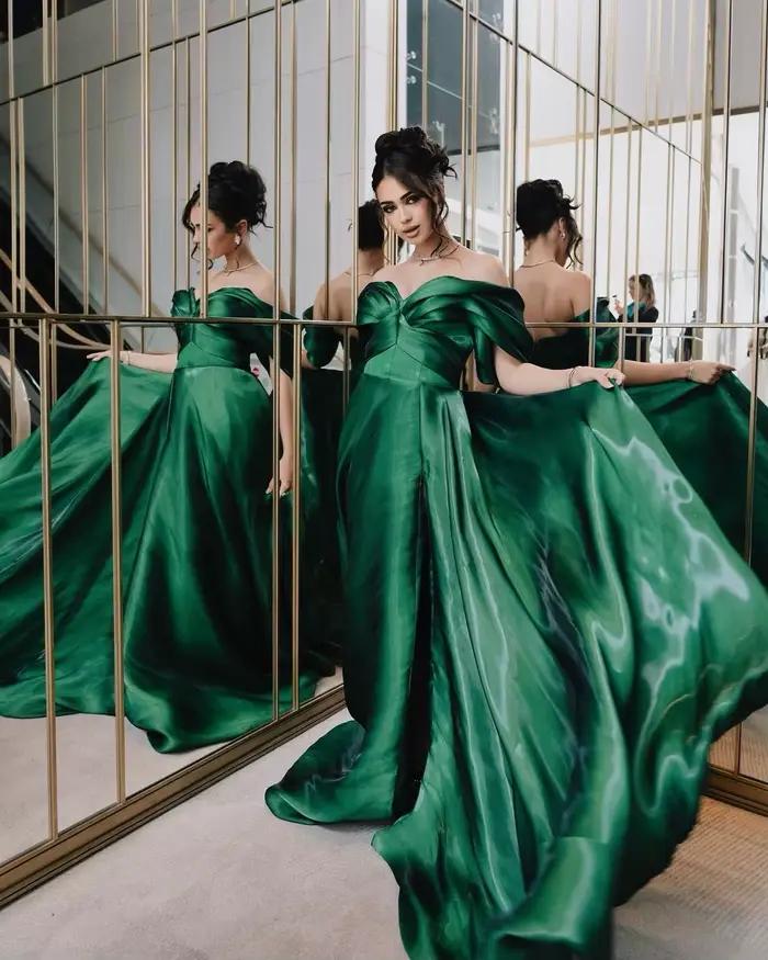 Robe de soirée vert émeraude brillant à épaules dénudées