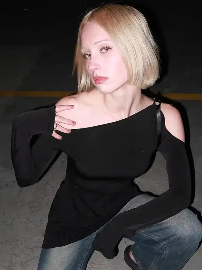 Robe noire à col incliné pour femmes