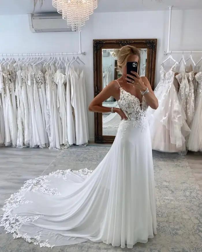 Boho dentelle une ligne robes de mariée pour les femmes bretelles Spaghetti Sexy dos nu bouton Appliques balayage Train