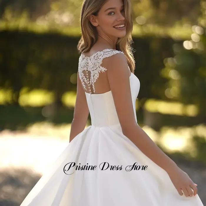 Robe de mariée moderne en satin coupe A-line pour la mariée