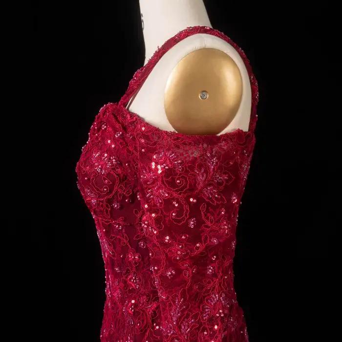 Robe de soirée sirène élégante rouge bordeaux Sharon Said Dubai avec perles florales lourdes