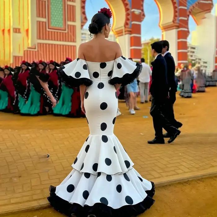 Robe de soirée moderne personnalisée à manches longues et jupe à pois
