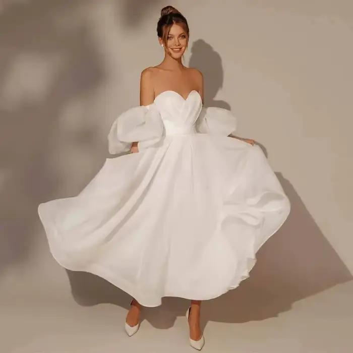 Robe de mariée longue en satin à épaules dénudées et manches bouffantes personnalisée