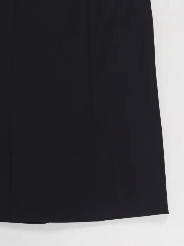 Robe longue noire élégante avec design cranté à double boutonnage