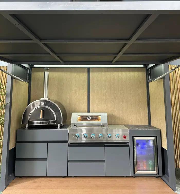 Îlot de cuisine extérieur sur mesure de luxe avec barbecue au gaz et plan de travail en granit