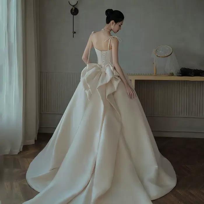Robe de mariée en soie à bretelles simples