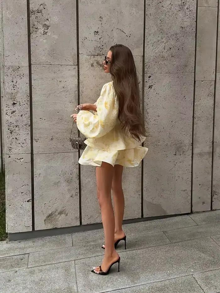 Robe Courte Femme Imprimé Floral Col V Manches Ballon Détail Trou de Clé Ourlet Volanté Étages