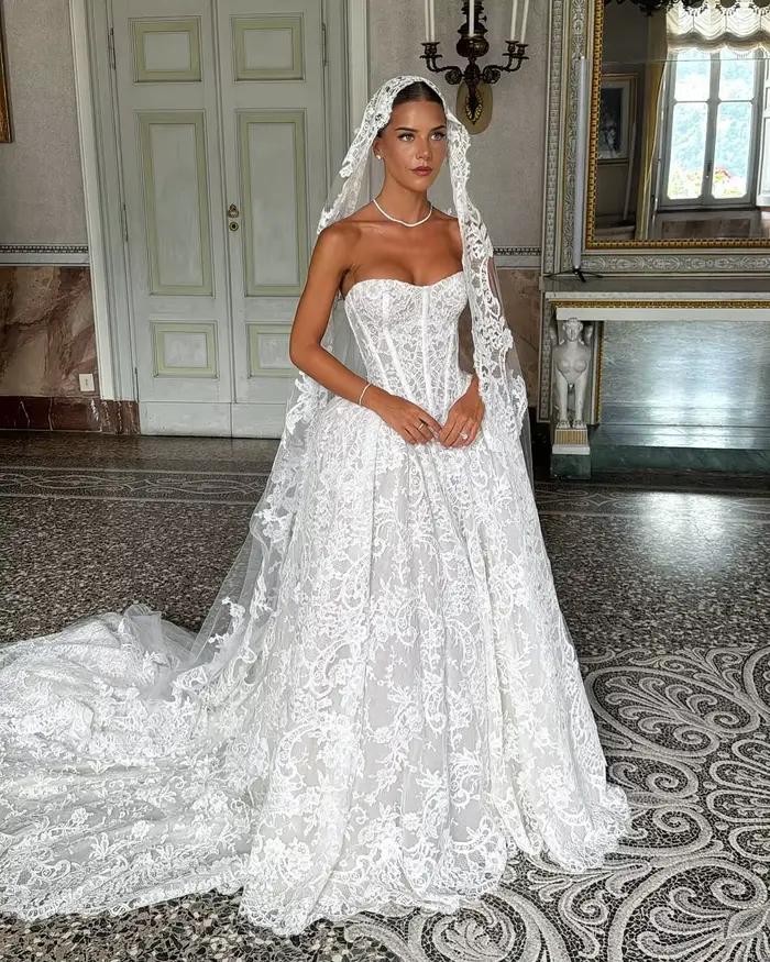 Robe de mariée OIMG en polyester avec train de balayage dos nu élégante pour cérémonies modernes et traditions contemporaines