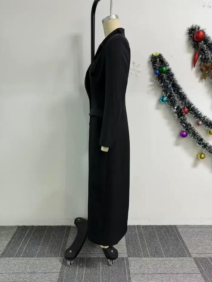 Robe longue noire élégante avec design cranté à double boutonnage