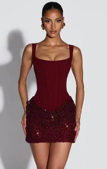 Robe à paillettes pour femmes avec épaules dénudées, dos nu et silhouette cintrée pour occasions spéciales