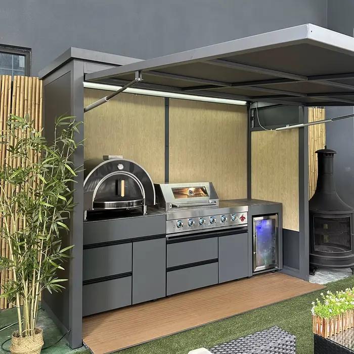 Îlot de cuisine extérieur sur mesure de luxe avec barbecue au gaz et plan de travail en granit
