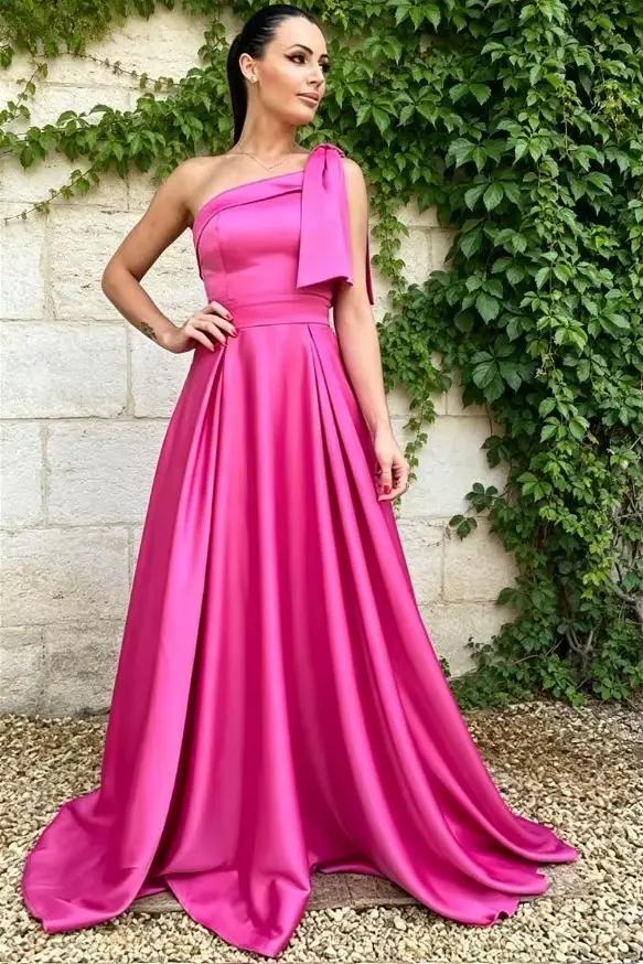 Robe de demoiselle d'honneur asymétrique à grand nœud