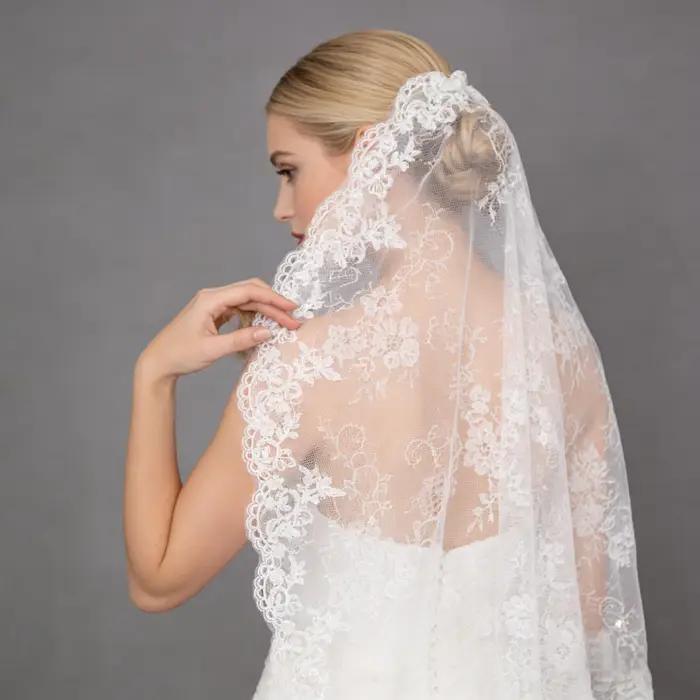 Voile de mariée élégant de style espagnol avec bordure en dentelle complète et superposition transparente