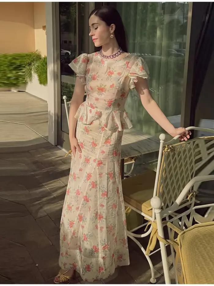 Robe longue en organza imprimé floral avec manches bouffantes et col en V